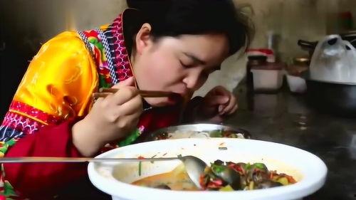 瓜大姐和瓜二姐吃螺丝粉